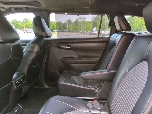 Used 2023 Toyota Highlander XSE AWD/4WD image 14