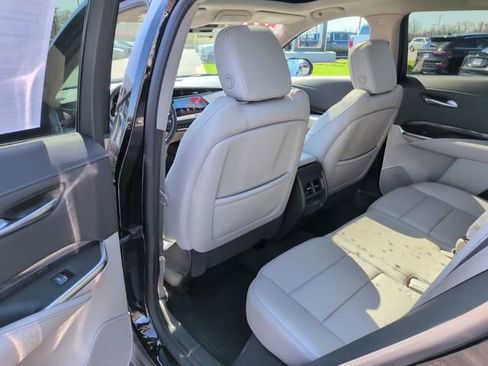 Used 2023 Cadillac XT4 Luxury w/ Cold Weather Package AWD/4WD image 26