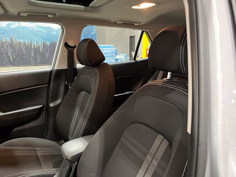 Used 2025 Hyundai Venue SEL FWD image 17