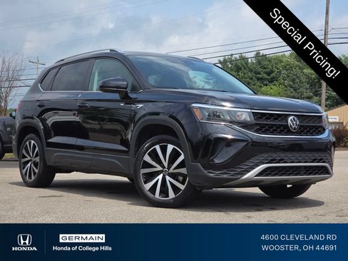 Used 2024 Volkswagen Taos SE FWD image 1