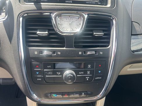 Used 2016 Chrysler Town & Country Touring FWD image 17