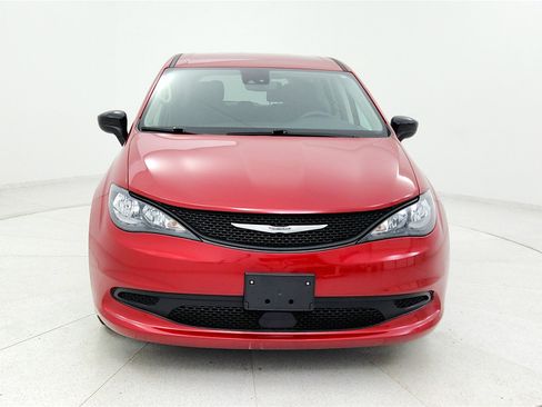 Used 2024 Chrysler Voyager LX image 7