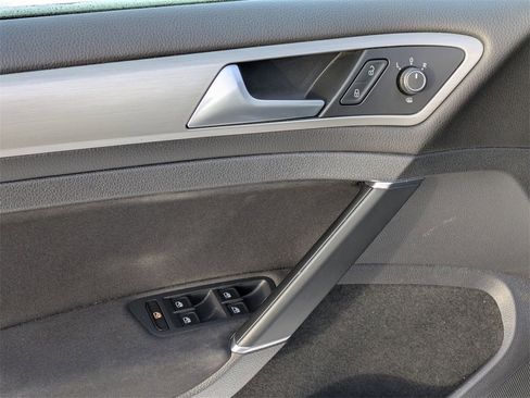 Used 2016 Volkswagen Golf S image 16