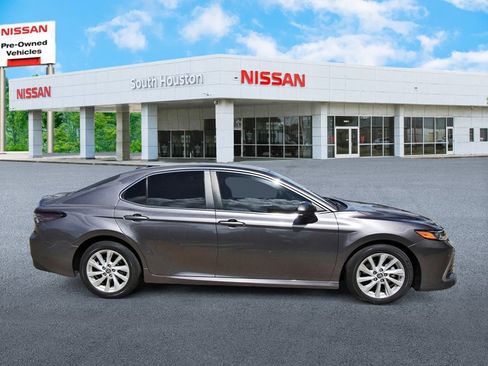 Used 2022 Toyota Camry LE image 5