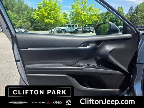 Used 2020 Toyota Camry SE w/ Cold Weather Package AWD/4WD image 9