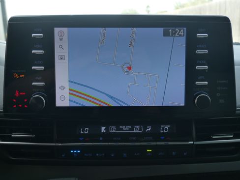 Used 2021 Toyota Sienna Limited image 17