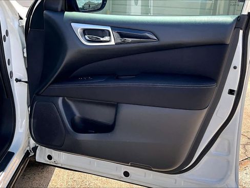 Used 2017 Nissan Pathfinder SV image 22