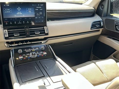Used 2024 Lincoln Navigator Reserve image 28