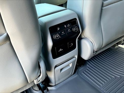 Used 2017 GMC Acadia SLT FWD image 25