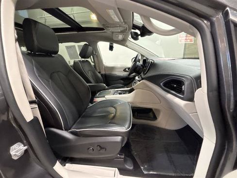Used 2022 Chrysler Pacifica Limited AWD/4WD image 18