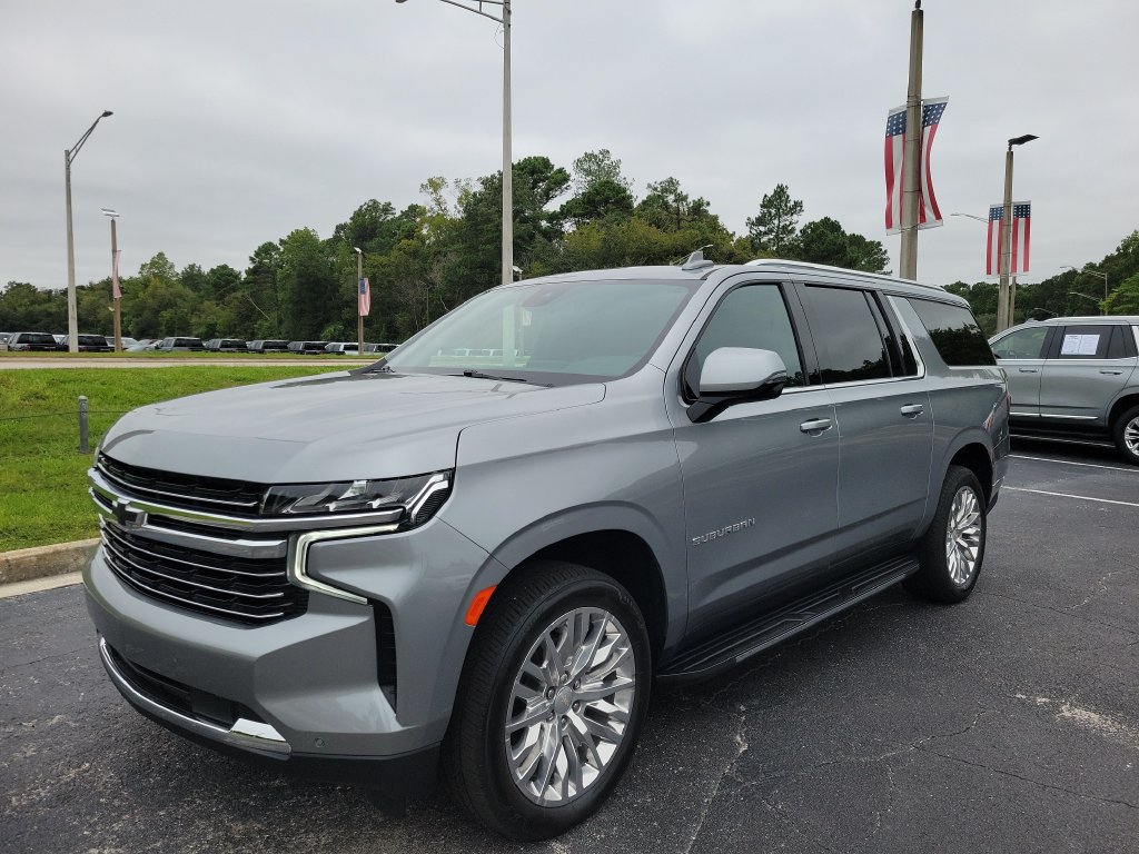 Used 2024 Chevrolet Suburban LT w/ LT Signature Plus Package RWD image 2