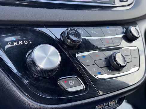 Used 2025 Chrysler Pacifica Select FWD image 5