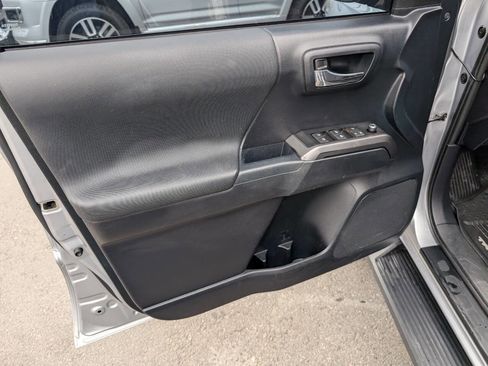 Used 2018 Toyota Tacoma TRD Sport w/ Technology Package image 33