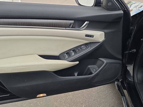 Used 2018 Honda Accord Touring image 11