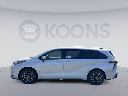 New 2026 Toyota Sienna Platinum image 2