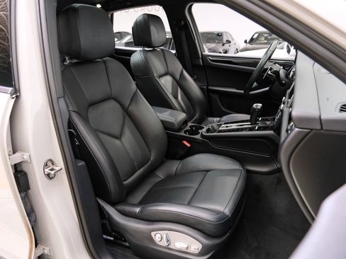 Used 2023 Porsche Macan AWD/4WD image 37