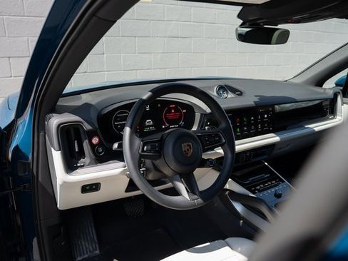 Certified 2024 Porsche Cayenne image 4
