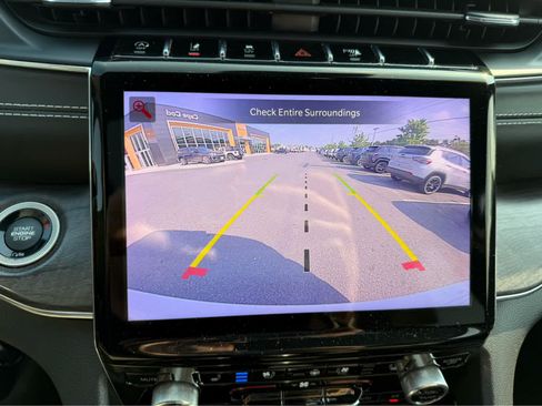 Used 2022 Jeep Grand Cherokee Overland w/ Luxury Tech Group IV AWD/4WD image 18