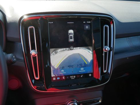 Used 2023 Volvo XC40 Recharge Ultimate w/ Protection Package Premier image 16