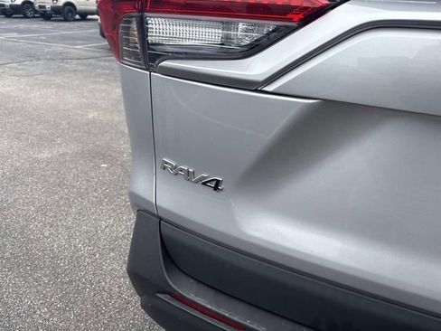 Used 2021 Toyota RAV4 XLE w/ Convenience Package image 5