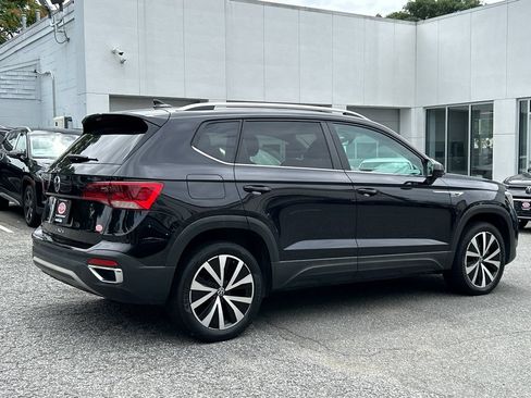 Used 2022 Volkswagen Taos SE w/ Panoramic Sunroof Package FWD image 2
