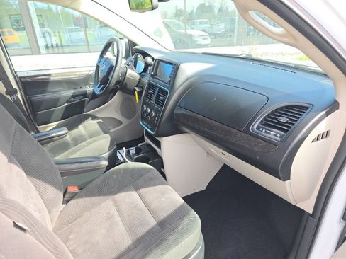Used 2019 Dodge Grand Caravan SE w/ UConnect Hands-Free Group FWD image 16