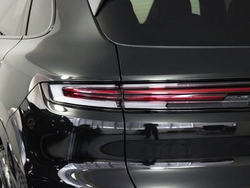 Certified 2025 Porsche Cayenne image 12