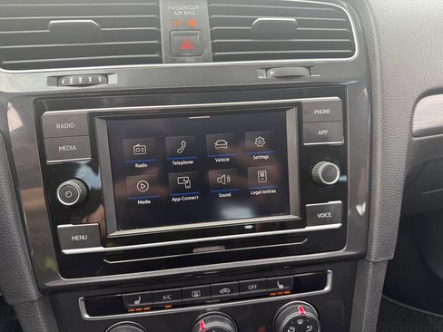 Used 2020 Volkswagen Golf 4-Door image 17