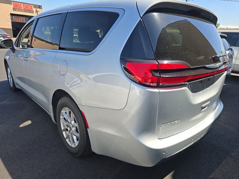 Used 2023 Chrysler Pacifica Touring-L FWD image 3