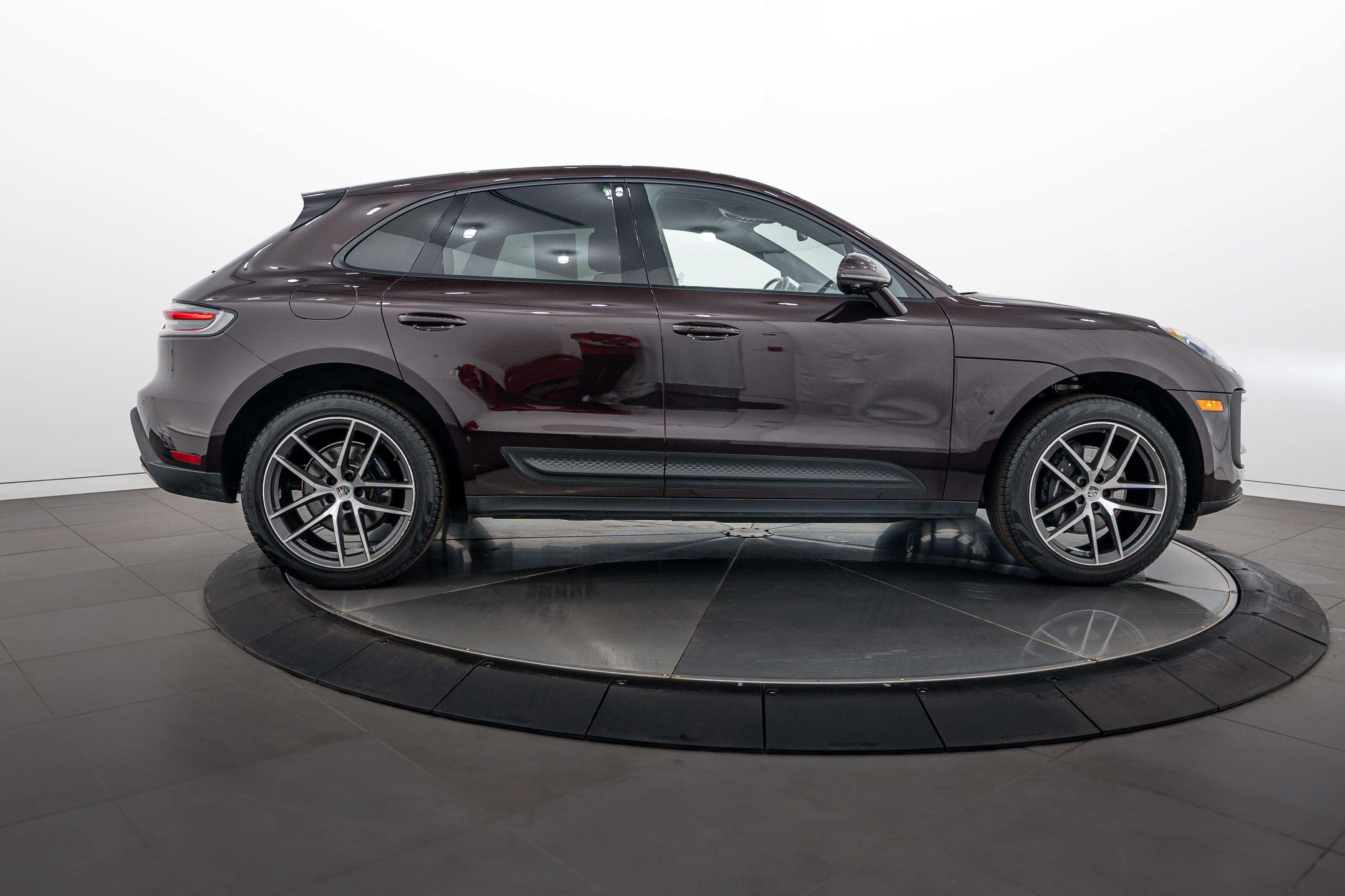 Certified 2023 Porsche Macan AWD/4WD image 8