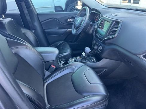 Used 2019 Jeep Cherokee Latitude Plus w/ Comfort/Convenience Group image 9