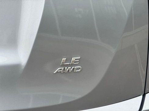 Used 2018 Toyota RAV4 LE image 10