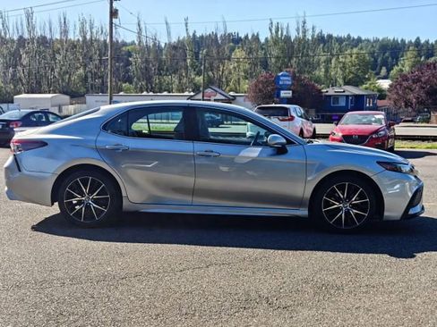Used 2022 Toyota Camry SE FWD image 9