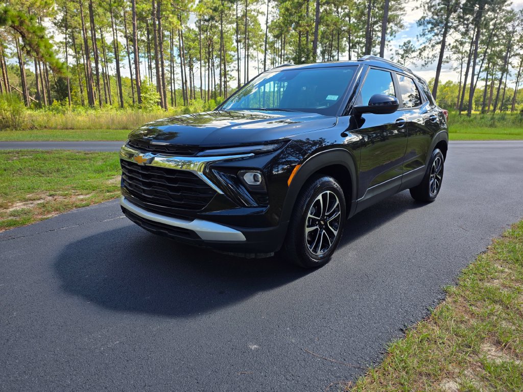 Used 2025 Chevrolet TrailBlazer LT FWD image 1