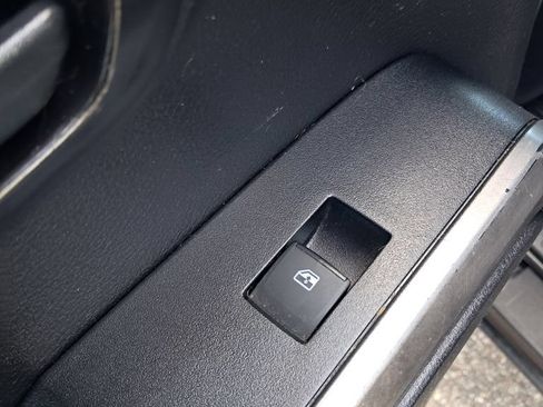 Used 2018 Toyota Tacoma SR5 AWD/4WD image 15