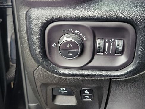 Used 2019 RAM 1500 Laramie AWD/4WD image 10