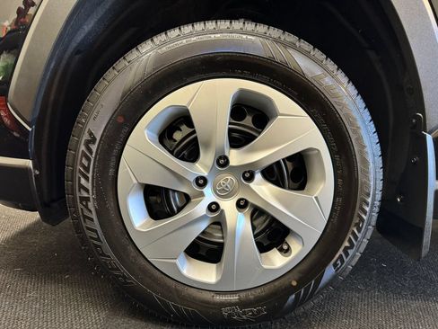 Used 2021 Toyota RAV4 LE AWD/4WD image 12