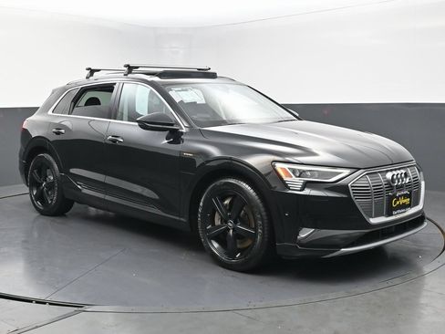 Used 2019 Audi e-tron Prestige w/ Prestige Package image 3