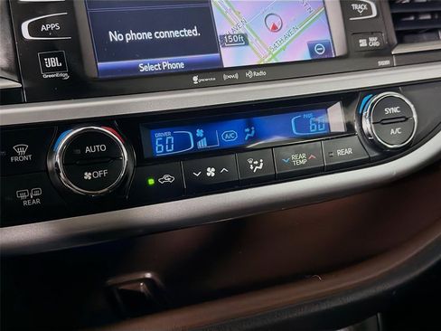 Used 2019 Toyota Highlander Limited Platinum FWD image 19