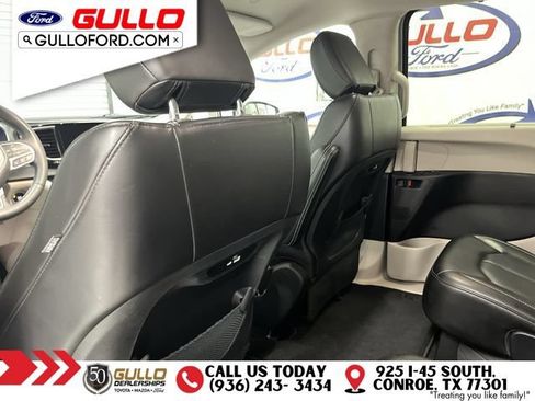 Used 2023 Chrysler Pacifica Touring-L FWD image 16