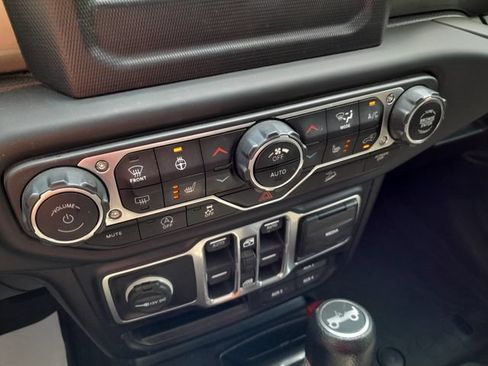 Used 2018 Jeep Wrangler Unlimited Sahara w/ Cold Weather Group AWD/4WD image 24