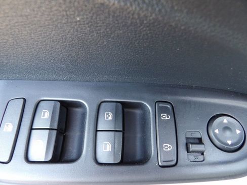 Used 2023 Hyundai Venue SEL FWD image 11