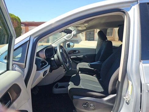 Used 2023 Chrysler Voyager LX FWD image 5