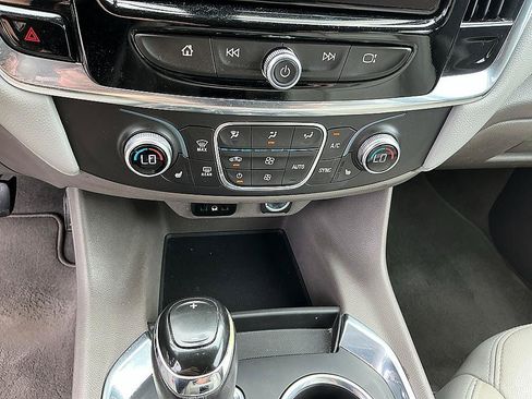 Used 2018 Chevrolet Traverse LT FWD image 17