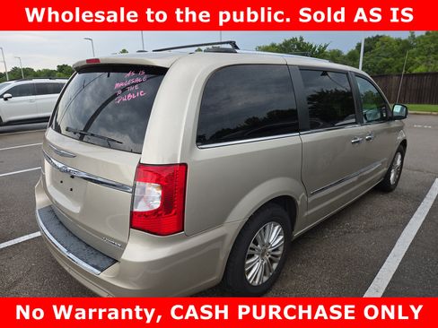Used 2013 Chrysler Town & Country Limited FWD image 8
