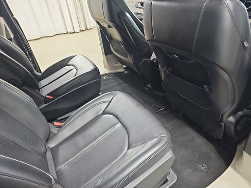Used 2023 Chrysler Pacifica Touring-L FWD image 14