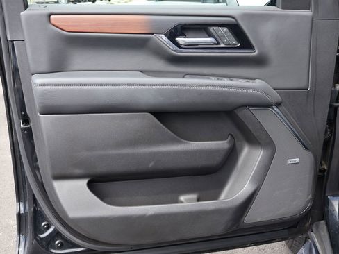 Used 2025 GMC Yukon XL Denali AWD/4WD image 9