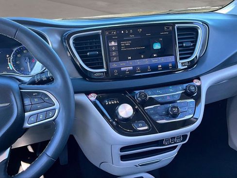 Used 2024 Chrysler Pacifica Touring-L image 9