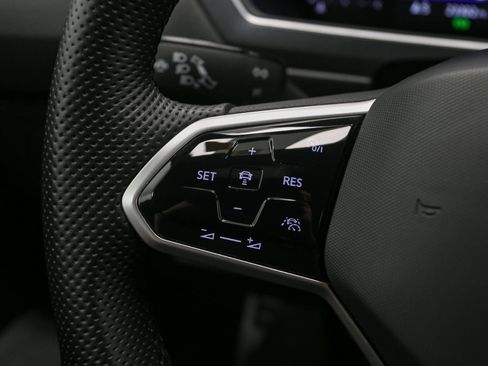 Certified 2023 Volkswagen Tiguan SE R-Line image 40