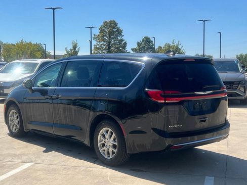 Used 2023 Chrysler Pacifica Touring-L FWD image 9
